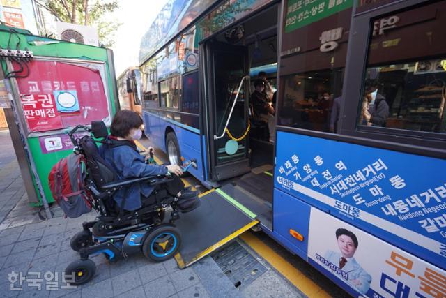 '그림의 떡'이었던 휠체어 버스 이용... '예약 앱'이 바꾼 대전의 일상 대문사진